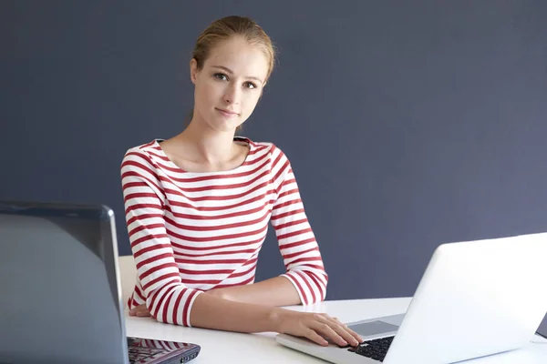 Retrato Una Hermosa Joven Sentada Frente Computadora Portátil Trabajando Línea —  Fotos de Stock