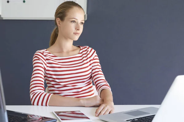 Porträt Einer Schönen Jungen Frau Die Nachdenklich Vor Dem Laptop — Stockfoto