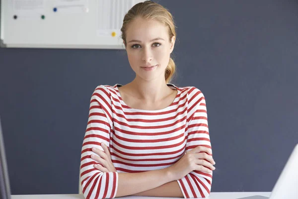 Retrato Una Hermosa Joven Sentada Frente Computadora Portátil Mientras Mira — Foto de Stock