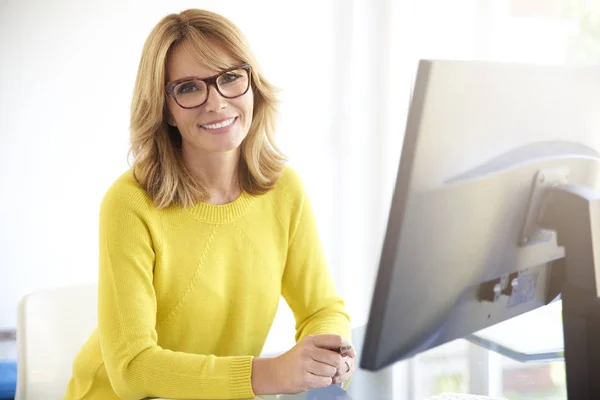 Porträtt Attraktivt Leende Affärskvinna Sitter Framför Laptop Och Tittar Kameran — Stockfoto