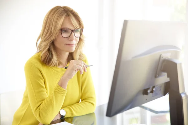 Porträtt Vacker Mellersta Åldern Kvinna Tittar Fundersamt Samtidigt Sitter Framför — Stockfoto