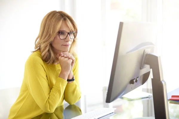 Retrato Una Hermosa Mujer Mediana Edad Mirando Pensativamente Mientras Sienta — Foto de Stock