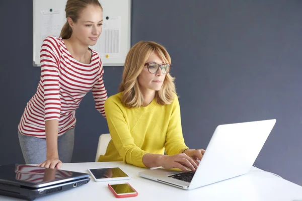 Colpo Donna Affari Mezza Età Suo Giovane Assitant Utilizzando Computer — Foto Stock