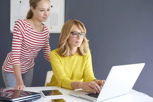 Colpo Donna Affari Mezza Età Suo Giovane Assitant Utilizzando Computer — Foto Stock