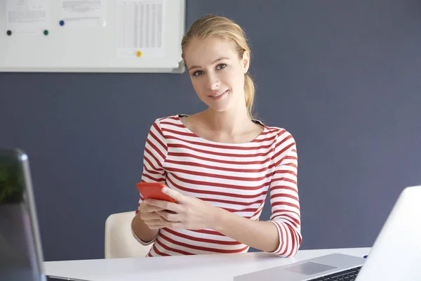 Porträt Einer Schönen Jungen Geschäftsfrau Die Büro Sitzt Und Sms — Stockfoto