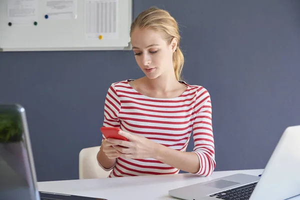 Porträtt Vacker Ung Affärskvinna Som Sitter Kontoret Och Textmeddelanden — Stockfoto