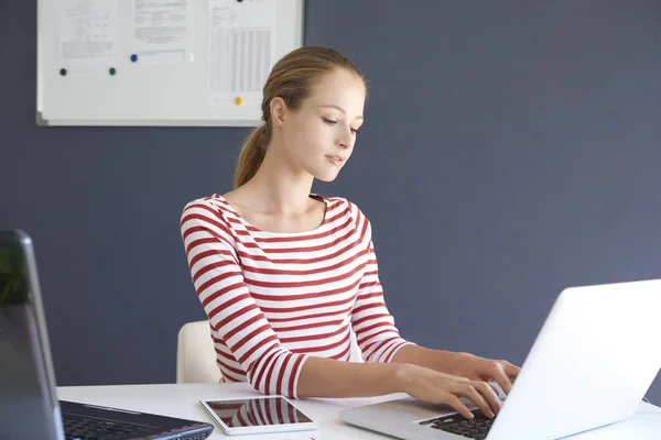 Retrato Una Hermosa Joven Sentada Frente Computadoras Portátiles Trabajando Línea —  Fotos de Stock