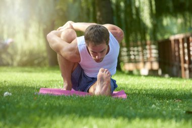Yoga açık yapan erkek tam uzunlukta atış. 