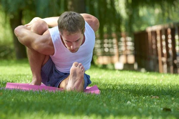 Largura Completa Tiro Hombre Haciendo Yoga Aire Libre — Foto de Stock