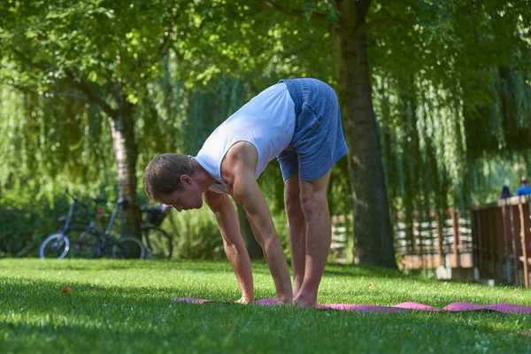 Volledige Lengte Van Sportieve Man Beoefenen Van Yoga Buiten Schot — Stockfoto