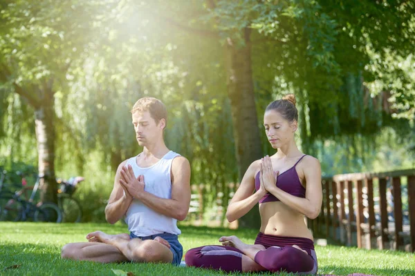 Tiro Cuerpo Entero Hombre Mujer Jóvenes Entrenando Yoga Juntos Parque —  Fotos de Stock