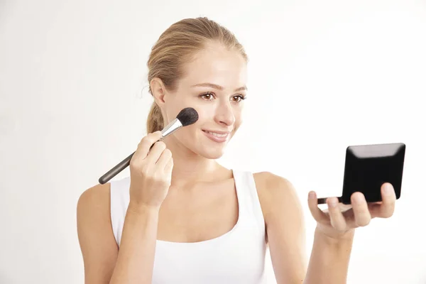 Primer Plano Estudio Hermosa Mujer Joven Sosteniendo Mano Cepillo Maquillaje — Foto de Stock