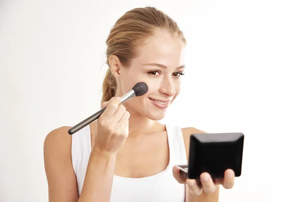 Primer Plano Estudio Hermosa Mujer Joven Sosteniendo Mano Cepillo Maquillaje — Foto de Stock