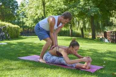 Pratik yoga açık Genç çift doz tam uzunlukta.