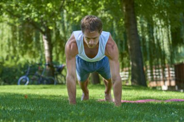 Pratik yoga açık adam tam uzunlukta atış.