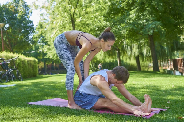 Colpo Pieno Giovane Coppia Praticare Yoga All Aperto — Foto Stock