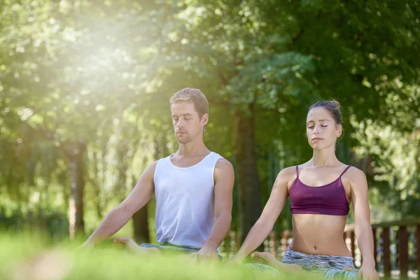 Full Längd Skott Unga Paret Sitter Lotus Pose Och Meditera — Stockfoto