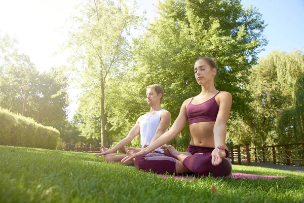 Full Längd Skott Ung Kvinna Och Man Utövar Yoga Tillsammans — Stockfoto