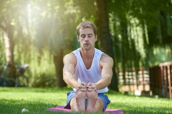 Tirador Cuerpo Entero Hombre Practicando Yoga Aire Libre — Foto de Stock