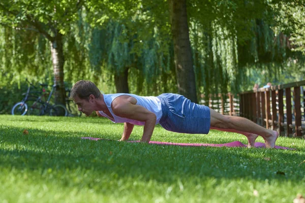 Volledige Lengte Van Sportieve Man Doen Yoga Buiten Schot — Stockfoto
