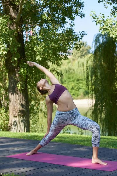 Full Längd Skott Sportig Ung Kvinna Gör Yoga Praxis Utomhus — Stockfoto