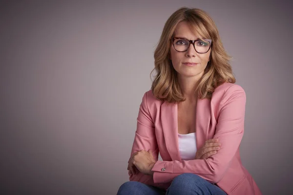 Retrato Estudio Cerca Una Mujer Sonriente Confiada Que Usa Chaqueta —  Fotos de Stock