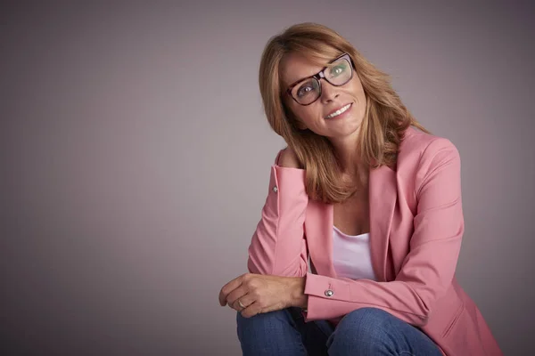 Retrato Estudio Cerca Una Mujer Sonriente Confiada Que Usa Chaqueta — Foto de Stock