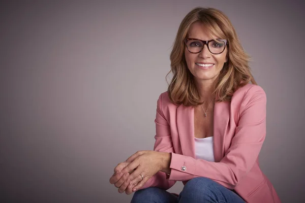 Retrato Estudio Cerca Una Mujer Sonriente Confiada Que Usa Chaqueta — Foto de Stock