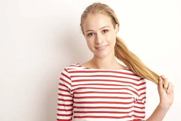 Retrato Estudio Una Mujer Joven Bonita Mirando Cámara Sonriendo Mientras — Foto de Stock