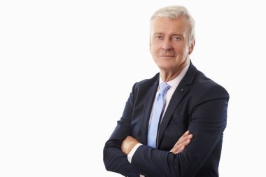 İzole beyaz arka plan kopya alanı ile duran takım elbise giymiş bir üst düzey işadamı portresi. 