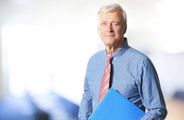 Bir uzman finansal danışman ayakta tutan belge ofiste dururken elinde portresi.