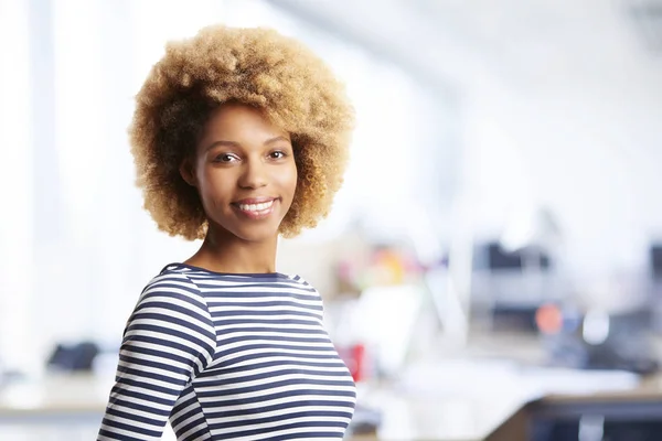 Eine Lachende Junge Geschäftsfrau Büro — Stockfoto