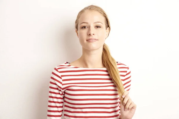 Retrato Estudio Una Mujer Joven Bonita Mirando Cámara Sonriendo Mientras — Foto de Stock