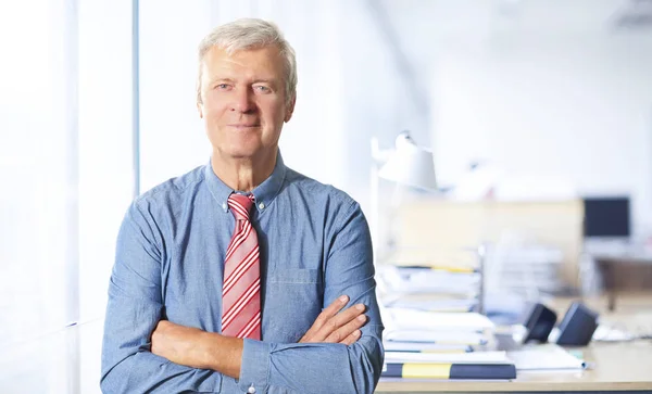 Nahaufnahme Eines Leitenden Geschäftsmannes Der Mit Verschränkten Armen Büro Steht — Stockfoto