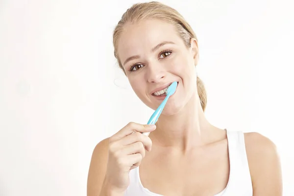 Studio Photo Belle Jeune Femme Brossant Les Dents Tout Regardant — Photo