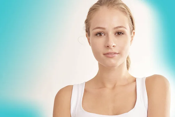 Close Studio Portret Van Mooie Jonge Vrouw Permanent Geïsoleerde Blauwe — Stockfoto