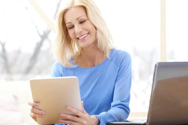 Mulher Negócios Casual Sorridente Usando Tablet Digital Enquanto Sentado Mesa — Fotografia de Stock