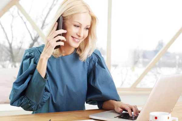 Mooi Volwassen Zakenvrouw Maken Oproep Lachend Met Behulp Van Laptop — Stockfoto