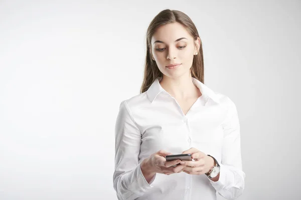Schöne Junge Geschäftsfrau Trägt Weißes Hemd Und Sms Während Sie — Stockfoto