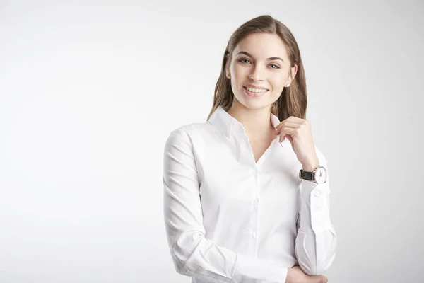 Studio Πυροβόλησε Νεαρή Γυναίκα Επιχειρηματία Toothy Χαμόγελο Φορώντας Μπλουζάκι Ενώ — Φωτογραφία Αρχείου