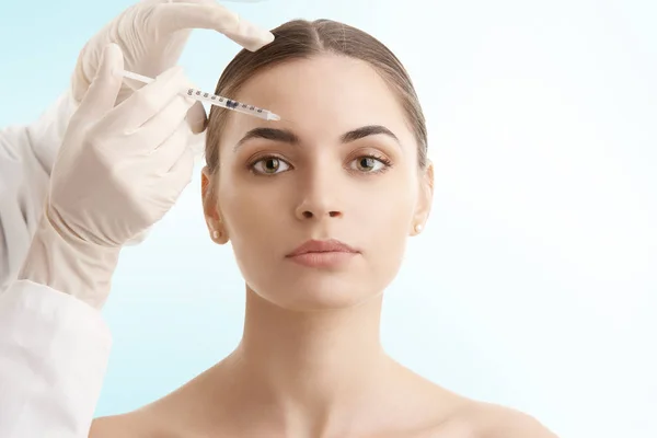 Portret Van Een Aantrekkelijke Jonge Vrouw Botox Behandeling Krijgen Geïsoleerd — Stockfoto