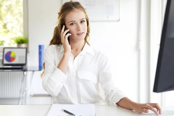 Schöne Junge Geschäftsfrau Telefoniert Während Sie Schreibtisch Vor Dem Computer — Stockfoto