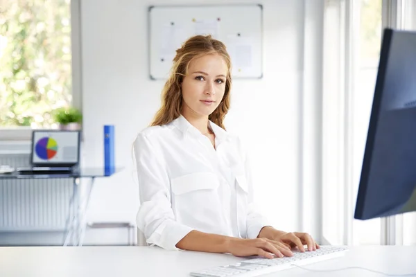 Tiro Sorrindo Jovem Assistente Financeiro Mulher Profissional Digitando Teclado Enquanto — Fotografia de Stock