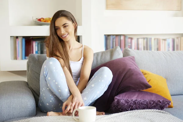 Teljes Hossza Lövés Gyönyörű Fiatal Pizsamában Rövid Idő Bágyasztó Dívány — Stock Fotó