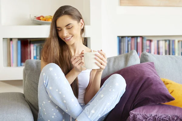 Atış Pijama Giymiş Erken Sabah Koltukta Dinlenirken Çay Içme Genç — Stok fotoğraf