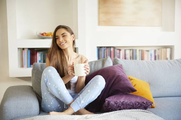 Tam Uzunlukta Atış Pijama Giymiş Kanepede Onun Evinde Dinlenirken Onun — Stok fotoğraf