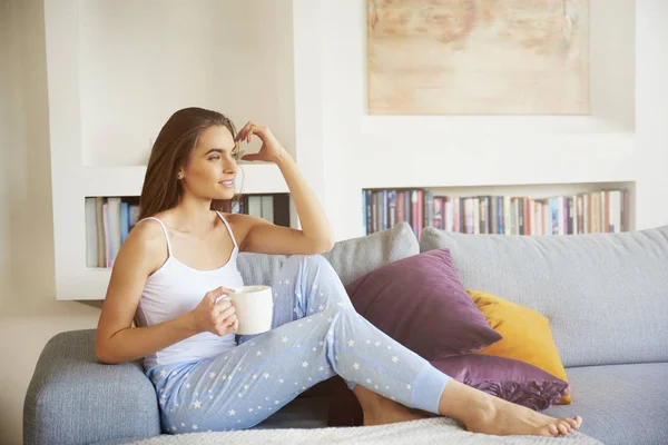 Tam Uzunlukta Atış Pijama Giymiş Kanepede Onun Evinde Dinlenirken Onun — Stok fotoğraf