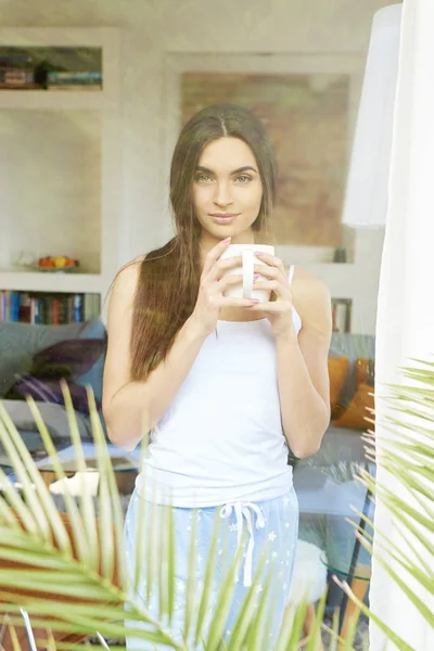 Portrét Mladé Krásné Ženy Nosí Pyžamo Stoje Šálku Kávy Oknem — Stock fotografie