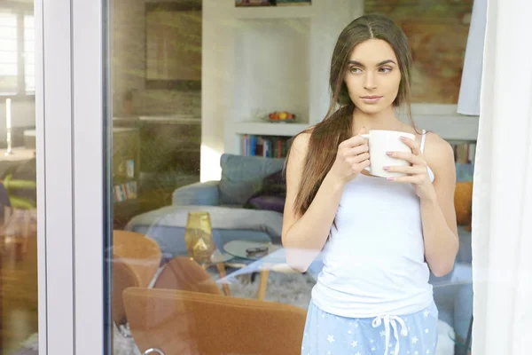 Retrato Una Joven Mujer Bonita Usando Pijamas Mientras Está Pie — Foto de Stock