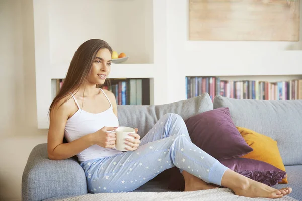 Tiro Mujer Bonita Joven Usando Pijamas Beber Mientras Relaja Sofá — Foto de Stock